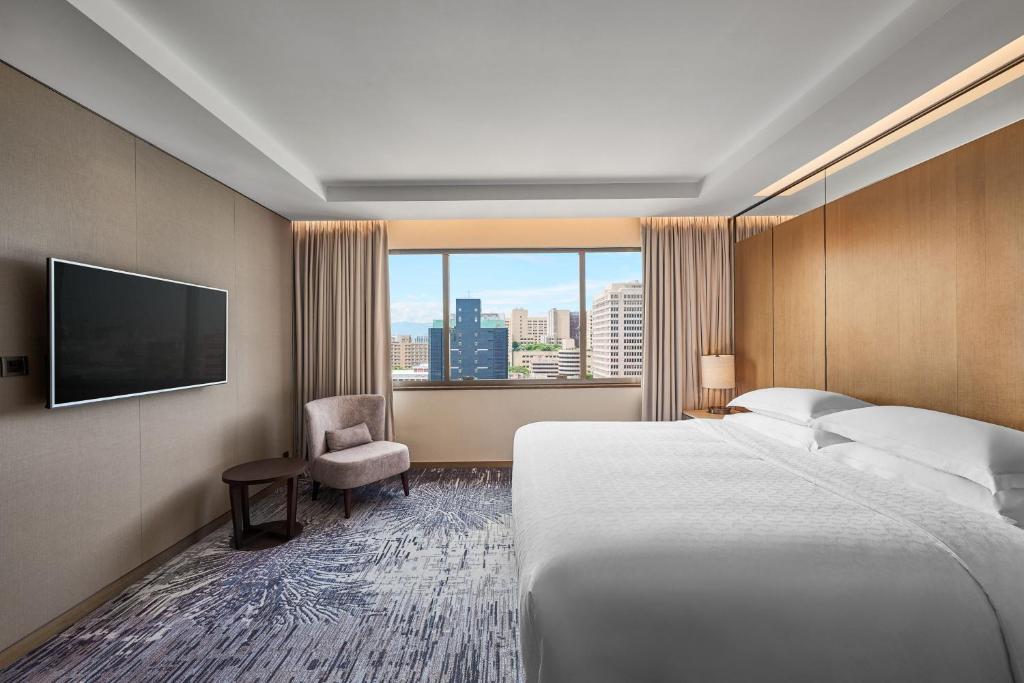 Postel nebo postele na pokoji v ubytování Sheraton Grand Taipei Hotel