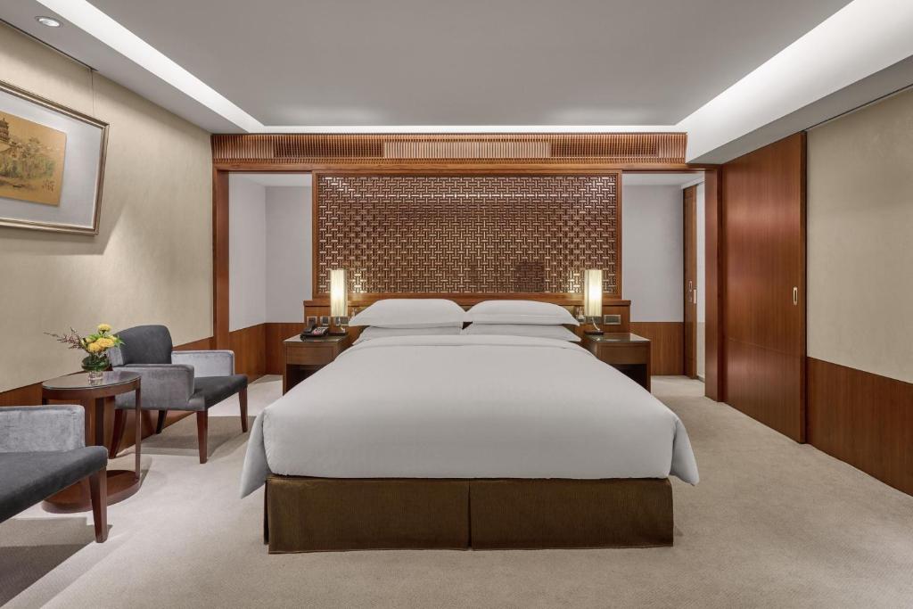 Postel nebo postele na pokoji v ubytování Sheraton Grand Taipei Hotel