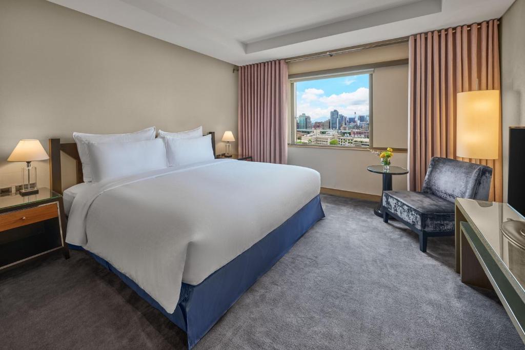 Postel nebo postele na pokoji v ubytování Sheraton Grand Taipei Hotel