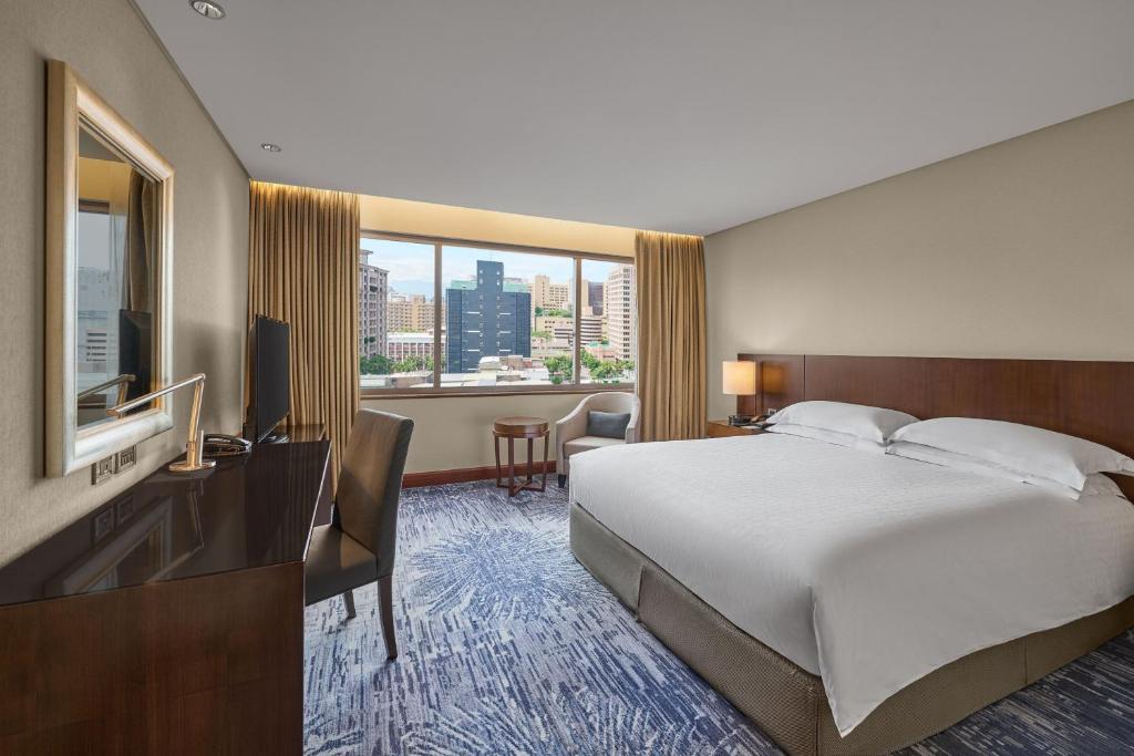 Postel nebo postele na pokoji v ubytování Sheraton Grand Taipei Hotel