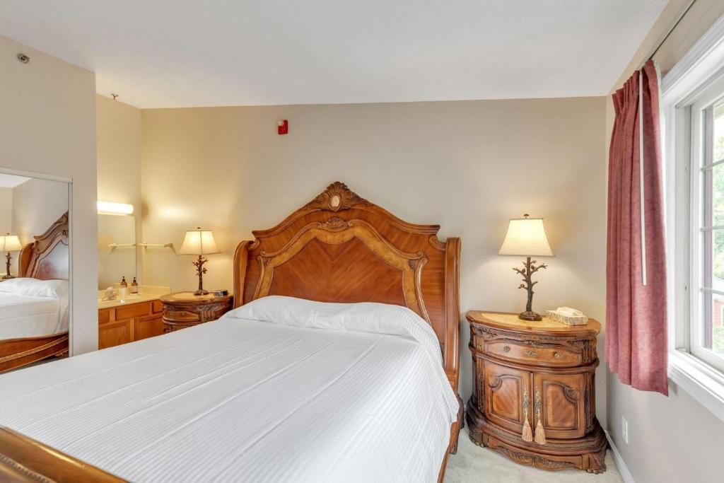 纳什维尔Grand Wood Suites - 3rd Floor Front Side Penthouse Suite 302的卧室里有一张带木质床头板的大床