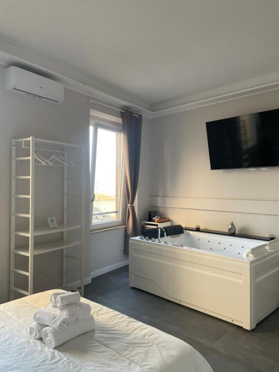 Postel nebo postele na pokoji v ubytování Le Cisterne Guest house Suite&Rooms
