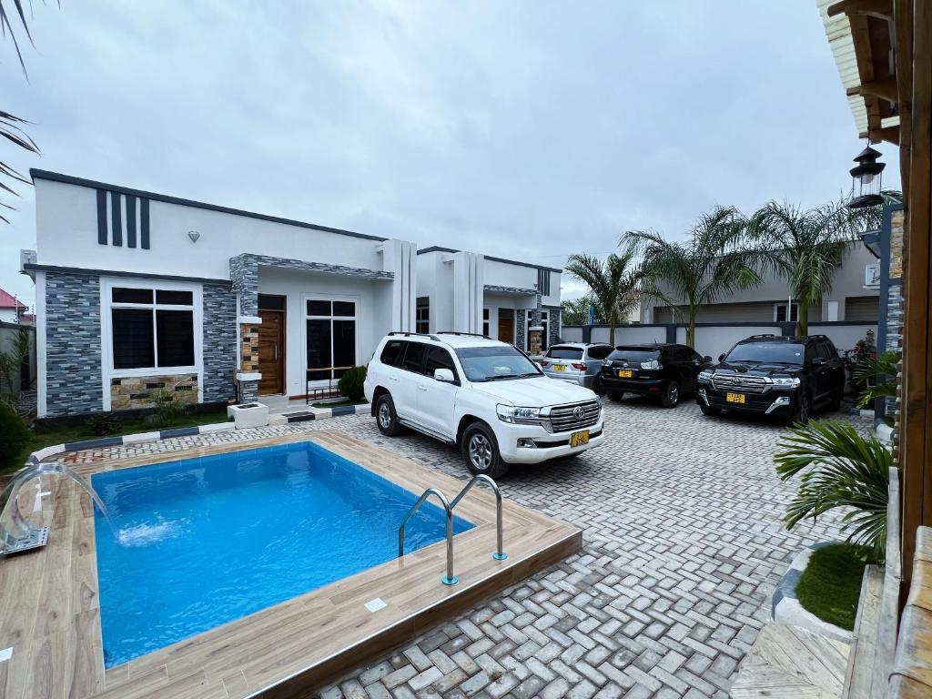 Kolam renang di atau dekat dengan Bravado villas