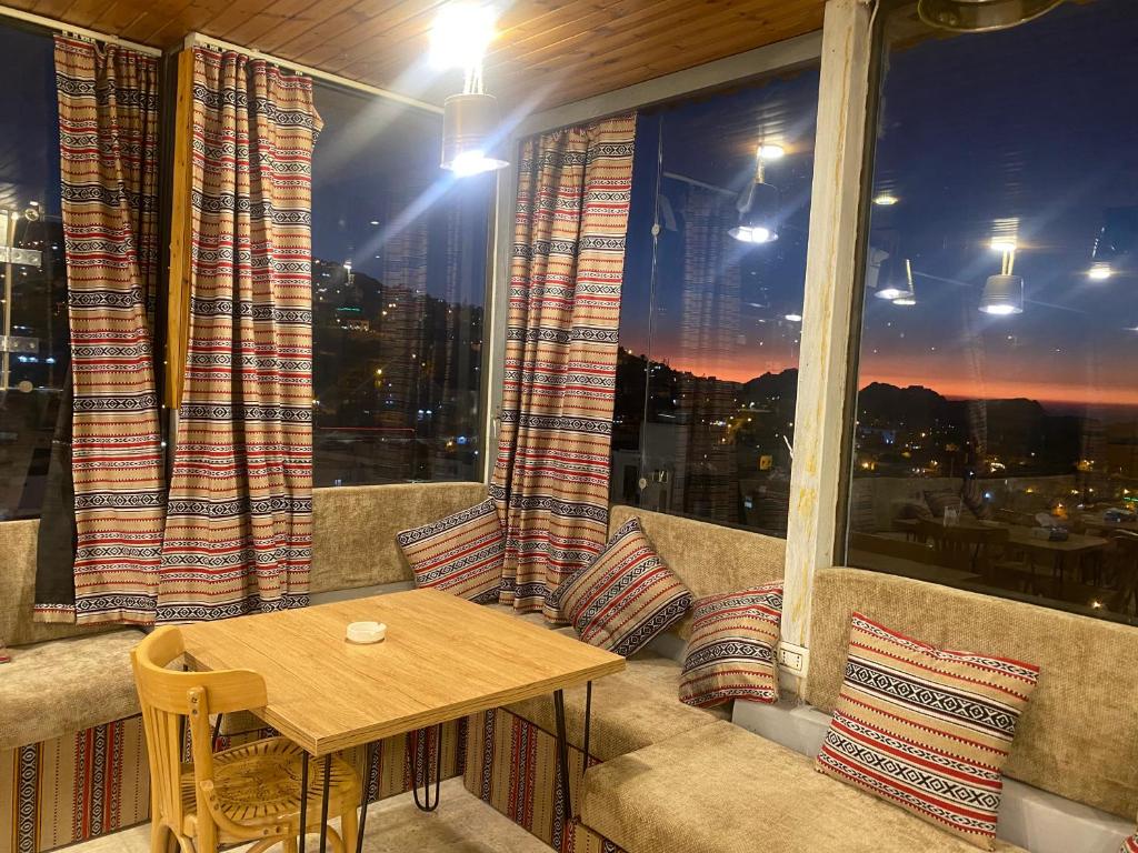 Posezení v ubytování Raqeem Hotel