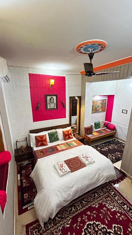 Postel nebo postele na pokoji v ubytování The Hotel Rose Fort