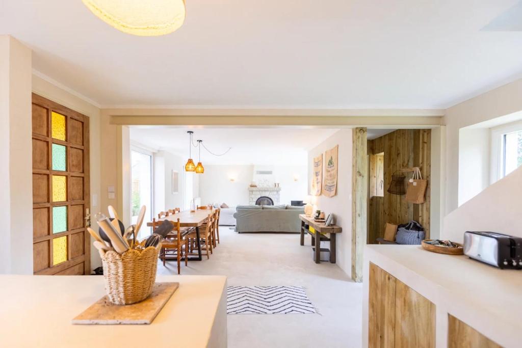 une cuisine et un salon avec une table et une salle à manger dans l'établissement Ker bohème, à Noyal-Muzillac