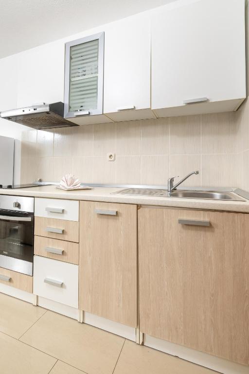 Kuchyňa alebo kuchynka v ubytovaní Apartmani Ružica