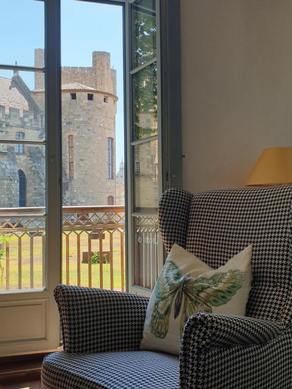 un salon avec un canapé et une fenêtre dans l'établissement les jardins de l'archevêché, à Narbonne