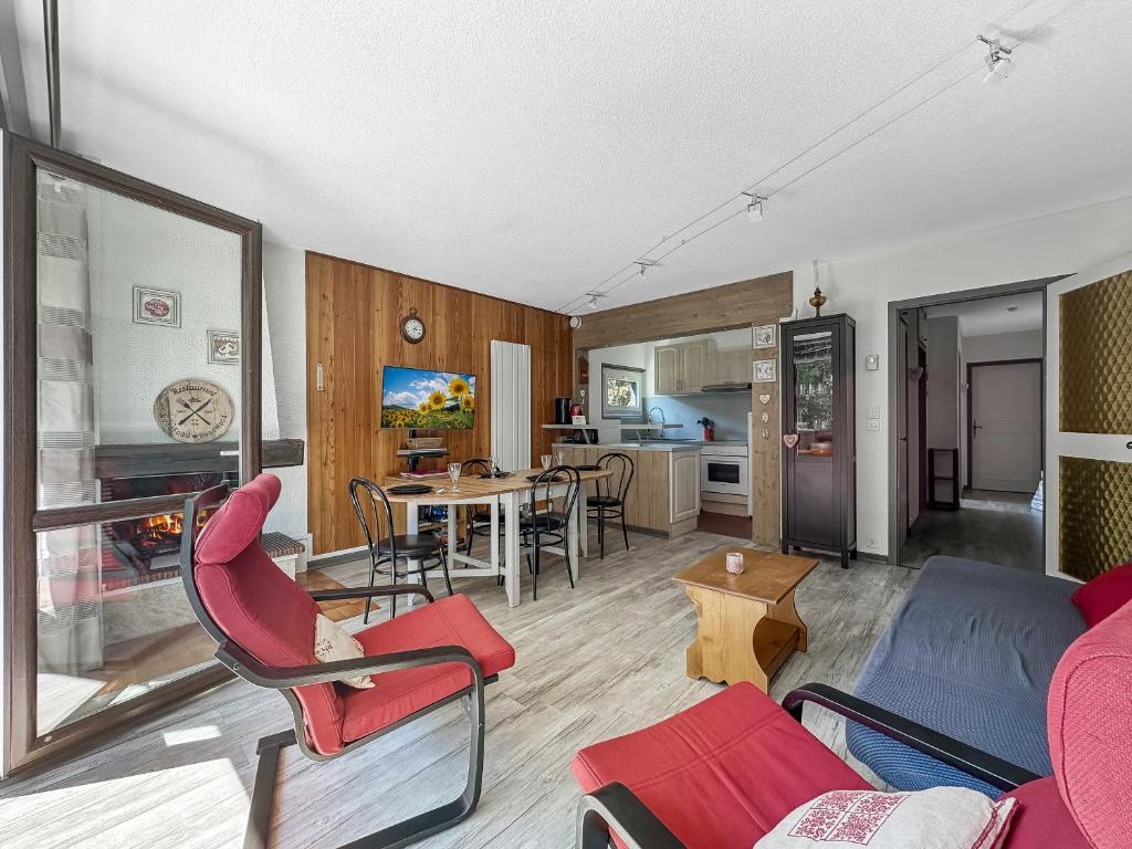 un salon avec un canapé et une table dans l'établissement 3 Pièces 6/8 Pers proche centre Carroz (MU0001), aux Carroz d'Arâches