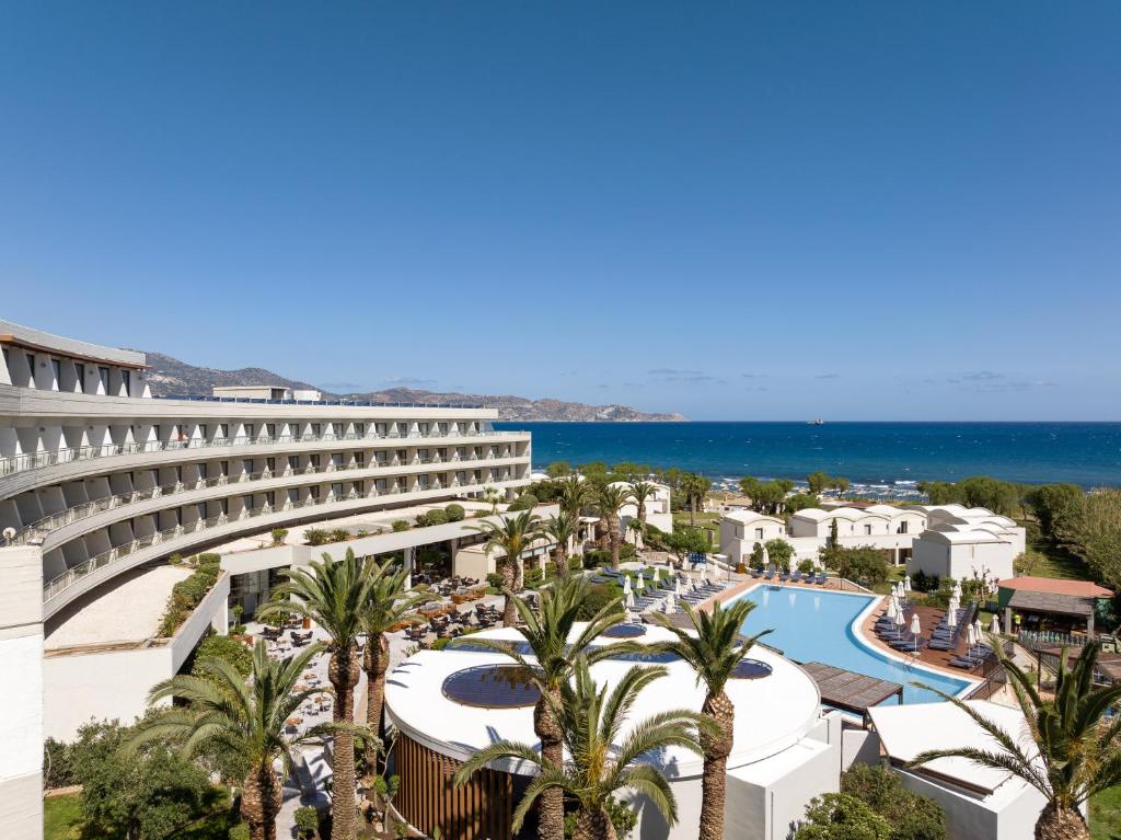 Bazén v ubytování Agapi Beach Resort Premium All Inclusive nebo v jeho okolí