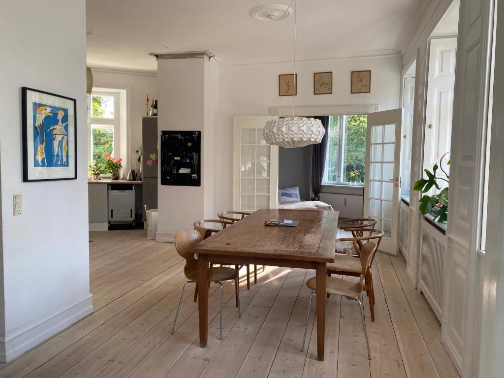 una sala da pranzo con tavolo e sedie in legno di Canal view a Copenaghen