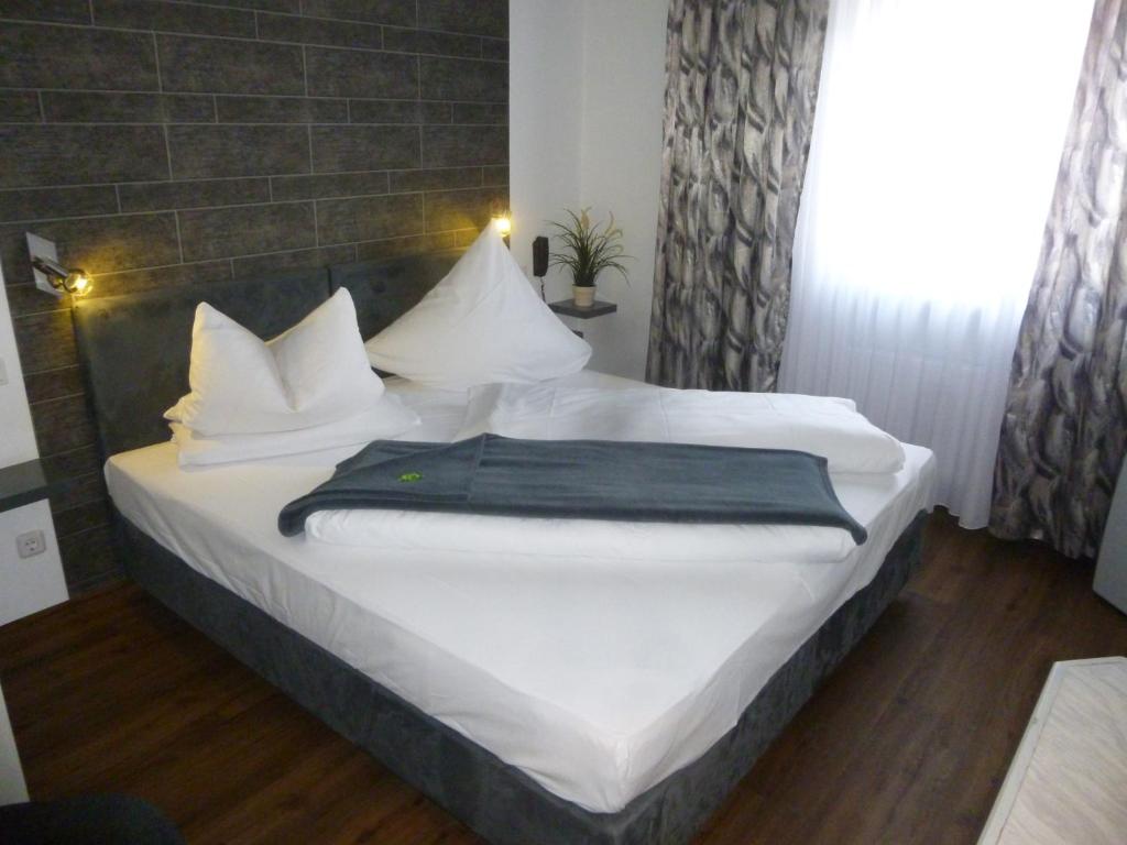 Postel nebo postele na pokoji v ubytování Gartenstadt Hotel
