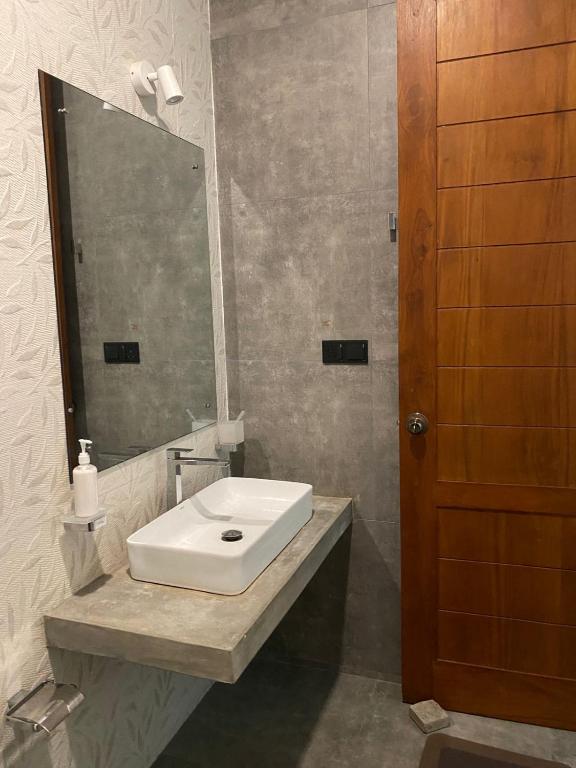 LÚSH Ayu Villa - Standard Double Room With Fan