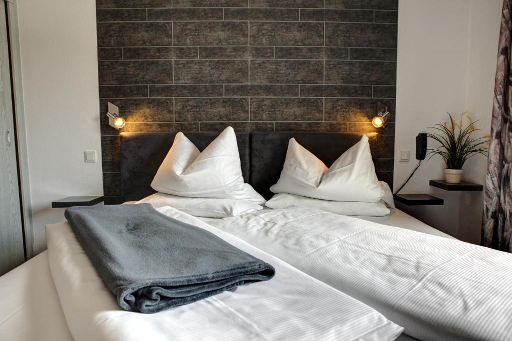Postel nebo postele na pokoji v ubytování Gartenstadt Hotel