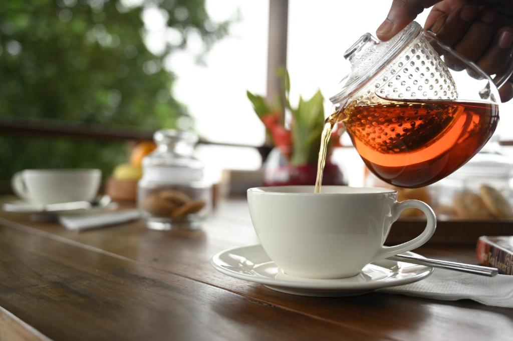 Příslušenství pro přípravu čaje a kávy v ubytování Taj Chia Kutir Resort & Spa Darjeeling