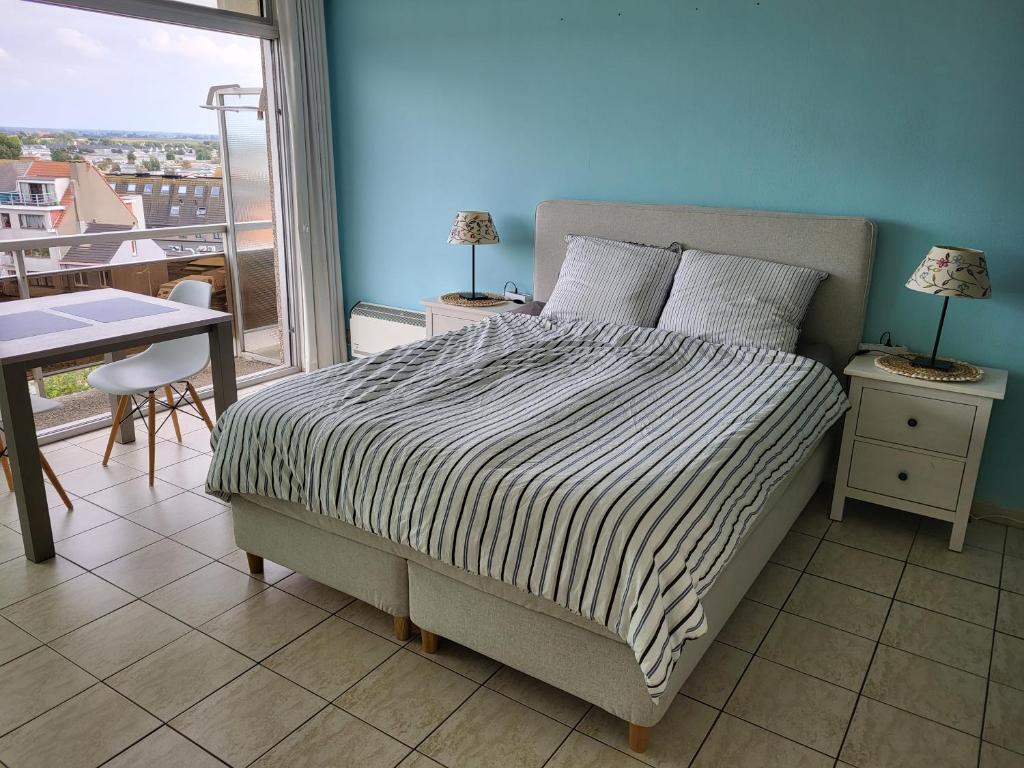 Postel nebo postele na pokoji v ubytování Studio with sea view and panoramic view in Bredene