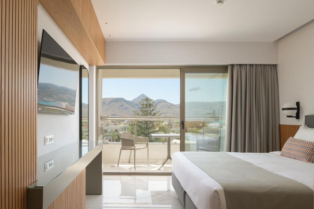 Postel nebo postele na pokoji v ubytování Agapi Beach Resort Premium All Inclusive