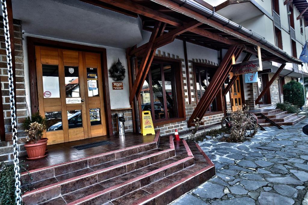 Muka bangunan atau pintu masuk Hotel Friends