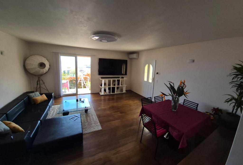 ein Wohnzimmer mit Sofa und Tisch in der Unterkunft Bella Vista in La Vasina