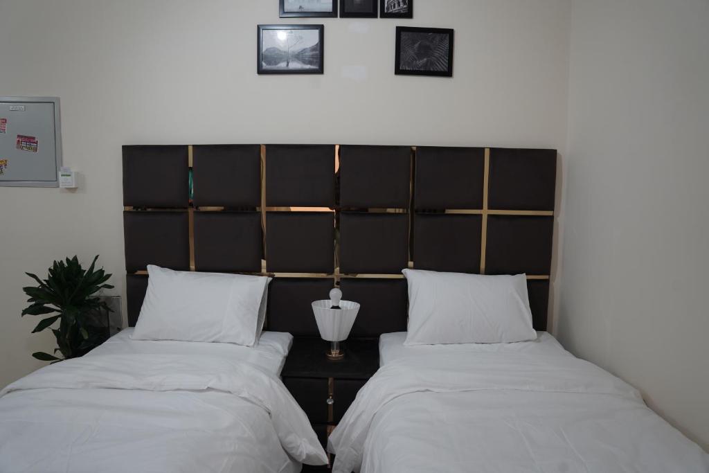 Postel nebo postele na pokoji v ubytování Landtech Vacation Homes - Baniyas Square