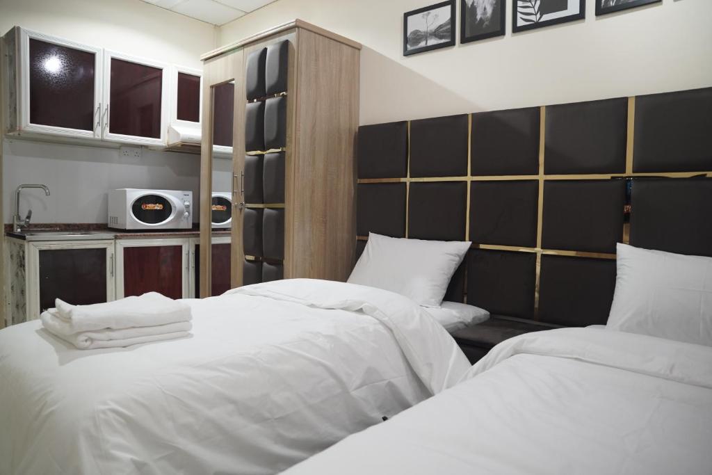 Postel nebo postele na pokoji v ubytování Landtech Vacation Homes - Baniyas Square