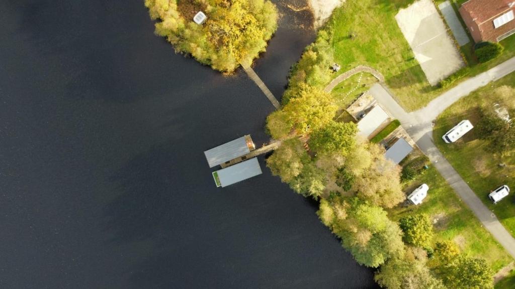 Výhled na řeku, která protéká v blízkosti ubytování na lodi