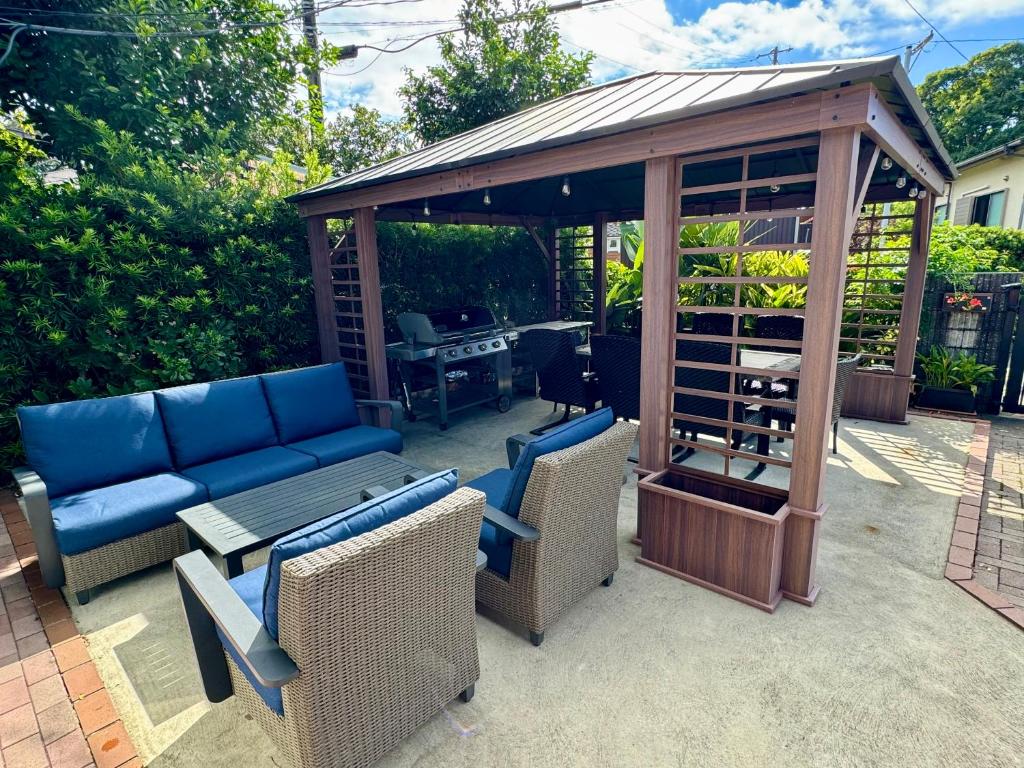 Patio nebo venkovní prostory v ubytování 弓ヶ浜海水浴場徒歩1分! 一棟貸別荘! Yumigahama Beach House & BBQ!