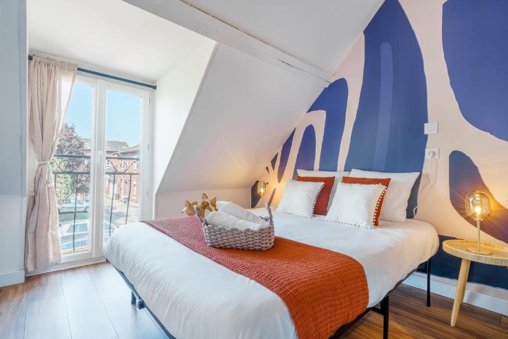 a bedroom with a large bed and a window at Maisonnette Bleu Horizon avec jardin - 2min Gare - Serenito Homes in Saint-Just-en-Chaussée