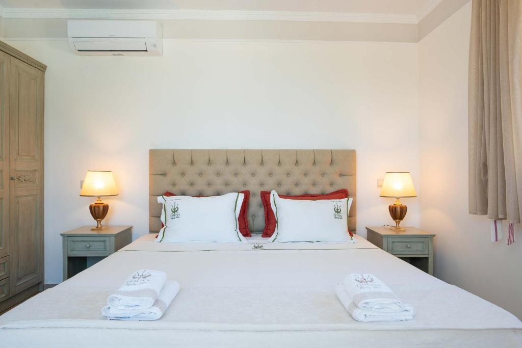 Postel nebo postele na pokoji v ubytování Triena Villas by PaxosRetreats