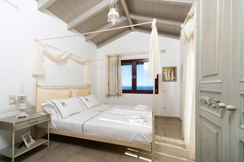 Postel nebo postele na pokoji v ubytování Triena Villas by PaxosRetreats
