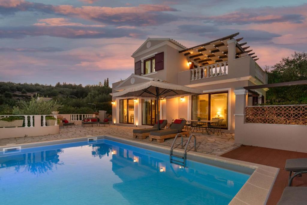 Bazén v ubytovaní Triena Villas by PaxosRetreats alebo v jeho blízkosti