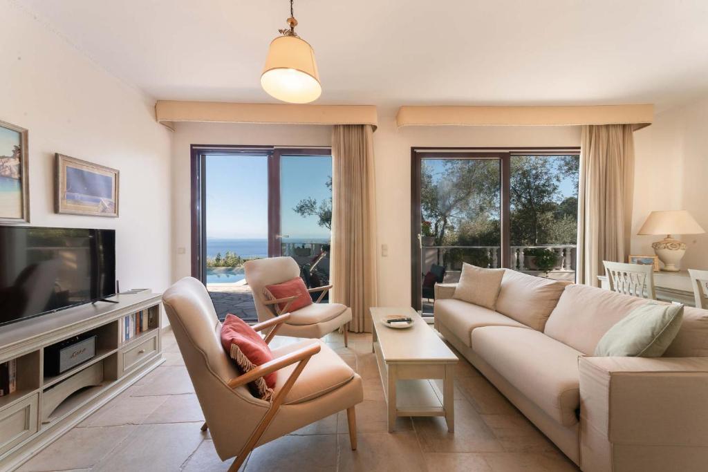 TV a/nebo společenská místnost v ubytování Triena Villas by PaxosRetreats