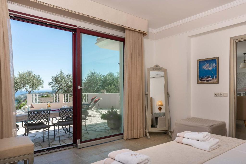 Postel nebo postele na pokoji v ubytování Triena Villas by PaxosRetreats