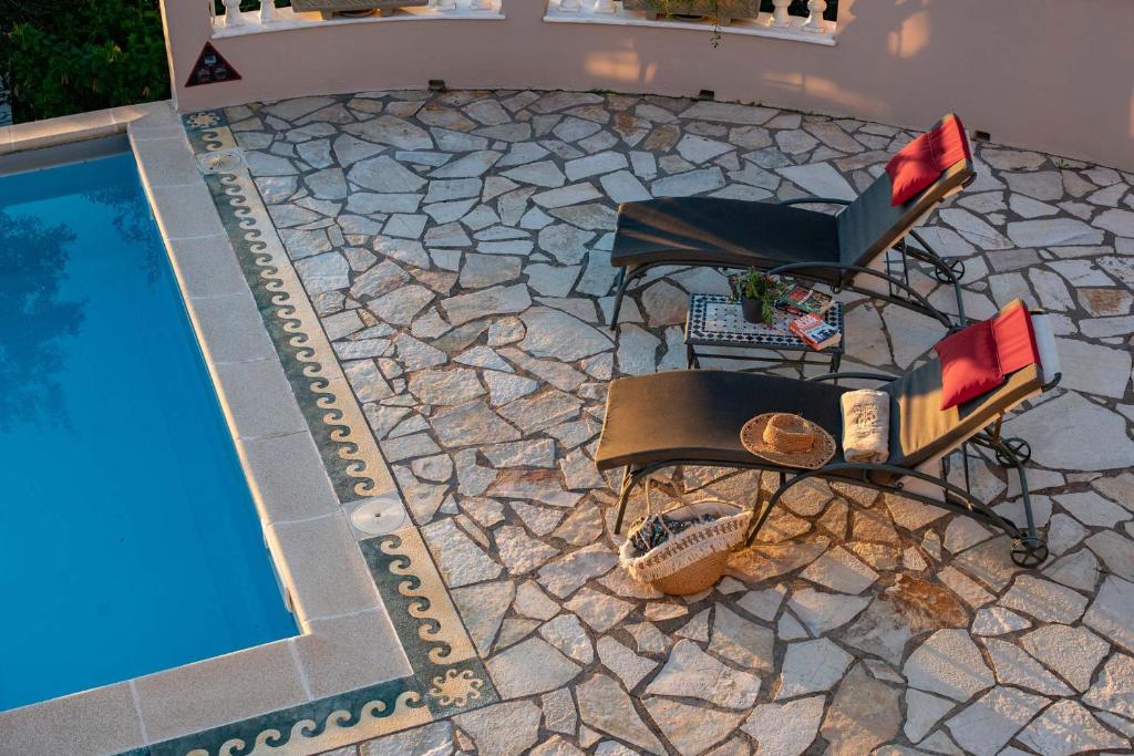 Bazén v ubytování Triena Villas by PaxosRetreats nebo v jeho okolí