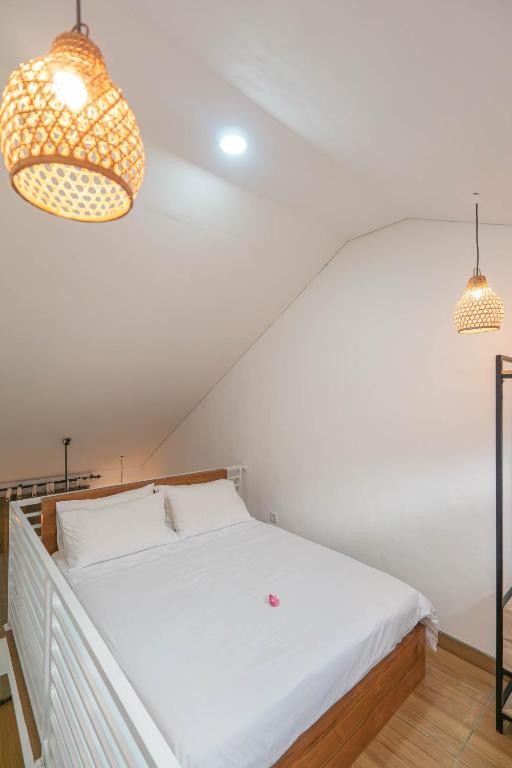 Postel nebo postele na pokoji v ubytování Elbe Homestay By Bali Cabin