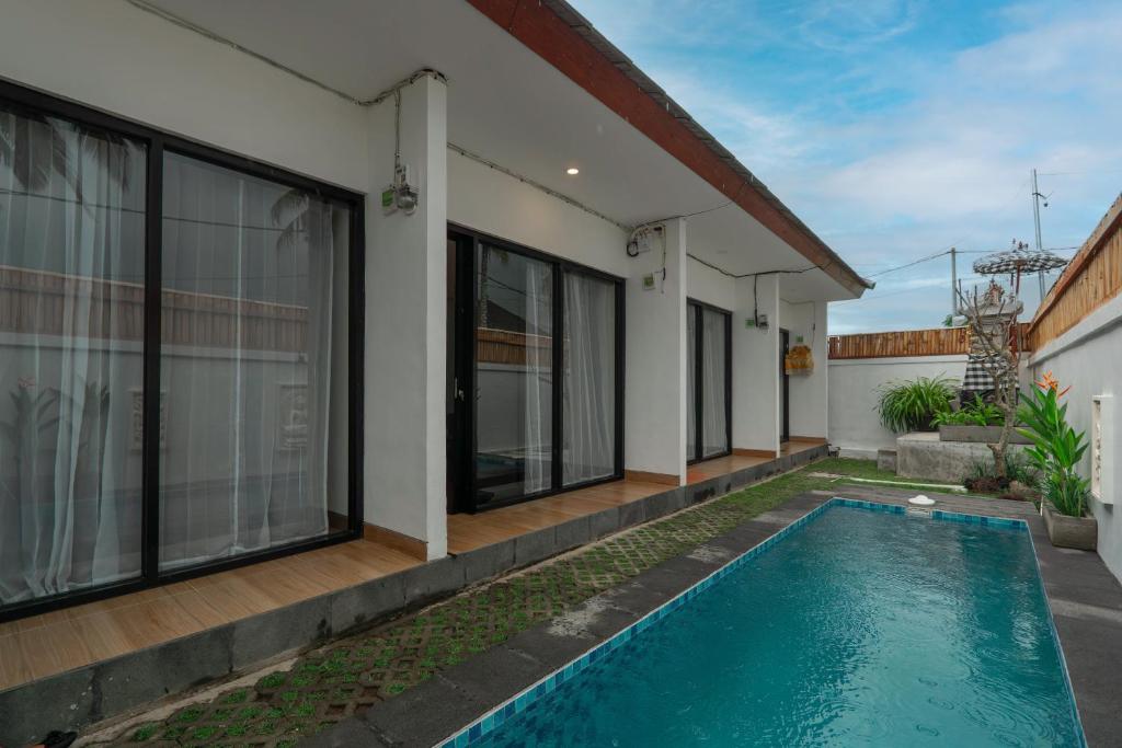 Bazén v ubytování Elbe Homestay By Bali Cabin nebo v jeho okolí