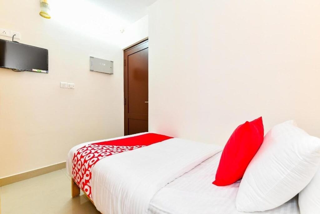 Postel nebo postele na pokoji v ubytování Hotel Tri-Star Residency