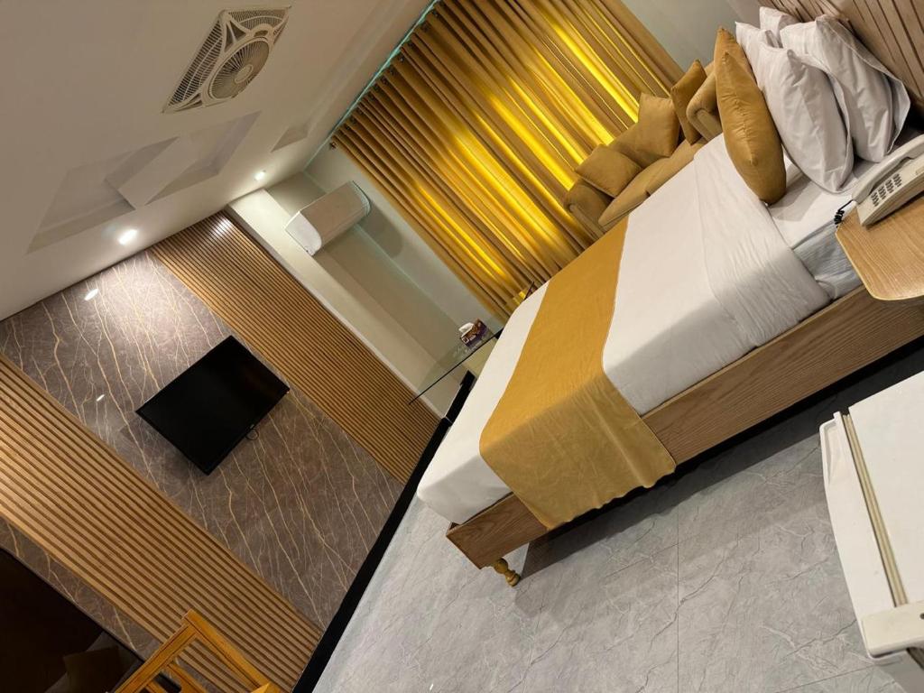 Postel nebo postele na pokoji v ubytování Atlas Hotel Islamabad