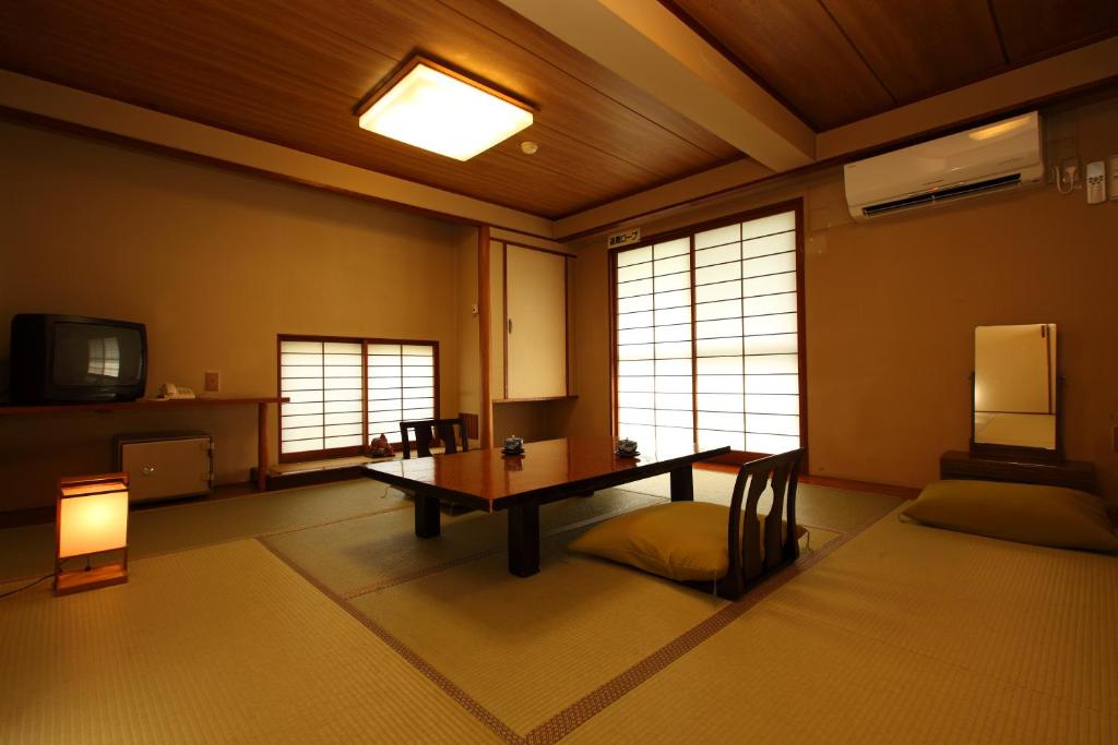 TV a/nebo společenská místnost v ubytování Hakone Onsen Ryokan Yaeikan