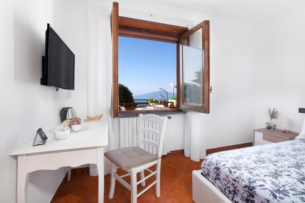 TV a/nebo společenská místnost v ubytování Camera Panoramica in Villa vista Mare e Vesuvio