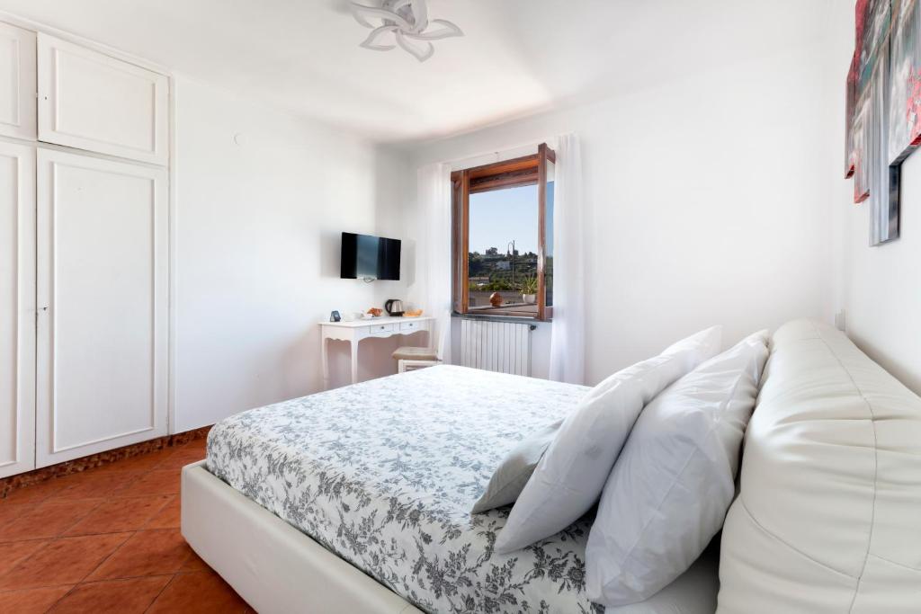 Postel nebo postele na pokoji v ubytování Camera Panoramica in Villa vista Mare e Vesuvio