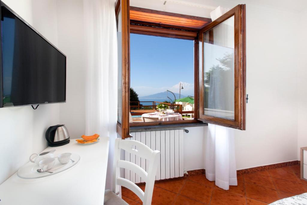 TV a/nebo společenská místnost v ubytování Camera Panoramica in Villa vista Mare e Vesuvio