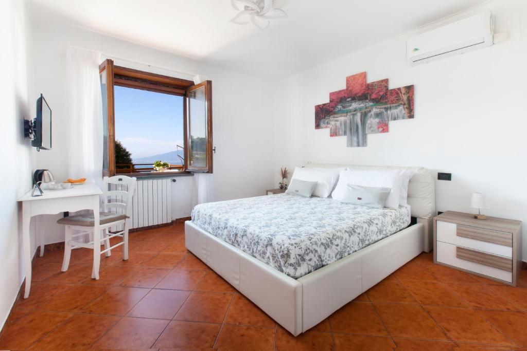 Postel nebo postele na pokoji v ubytování Camera Panoramica in Villa vista Mare e Vesuvio