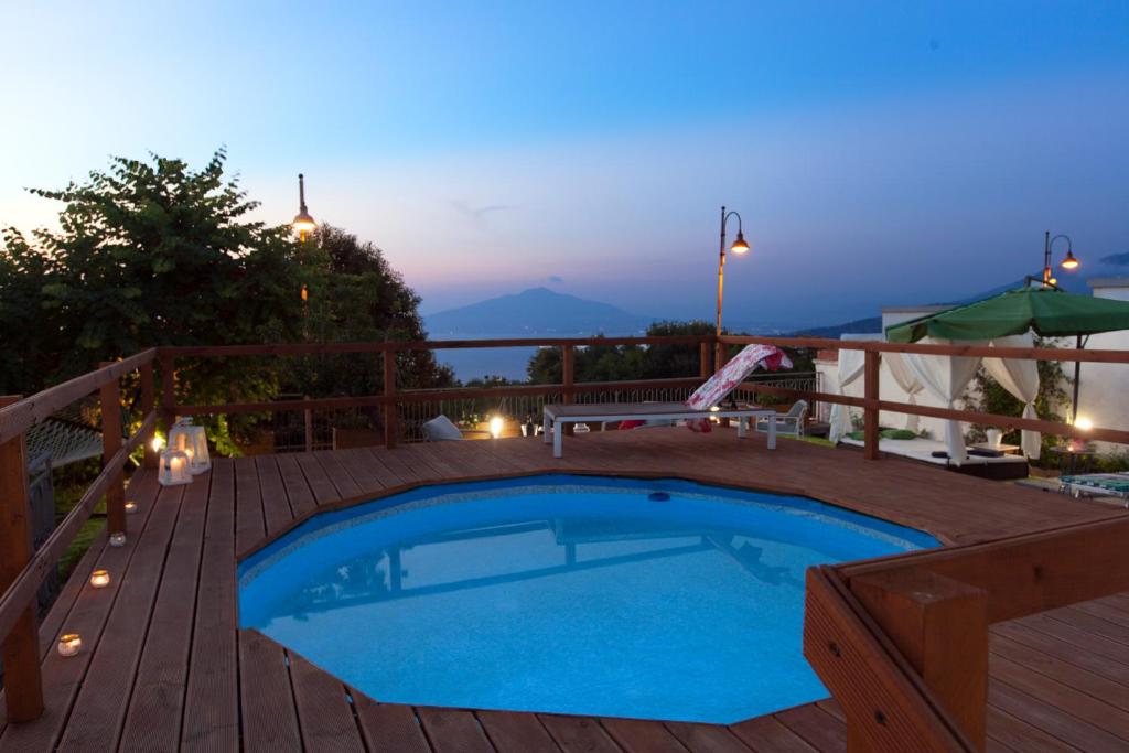 Bazén v ubytování Camera Panoramica in Villa vista Mare e Vesuvio nebo v jeho okolí