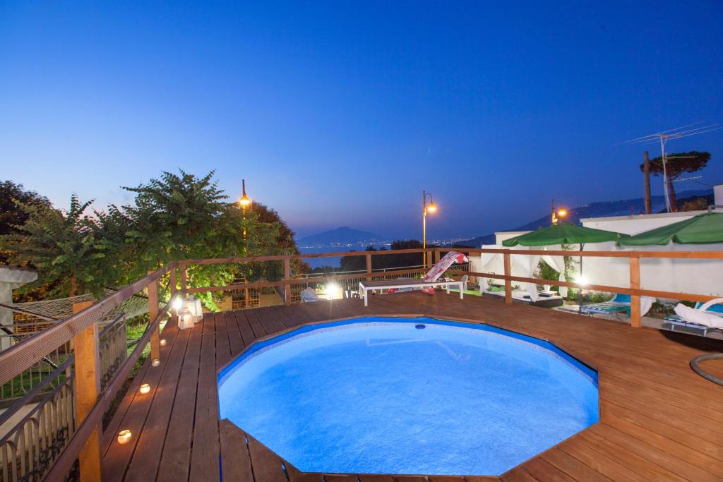 Bazén v ubytování Camera Panoramica in Villa vista Mare e Vesuvio nebo v jeho okolí