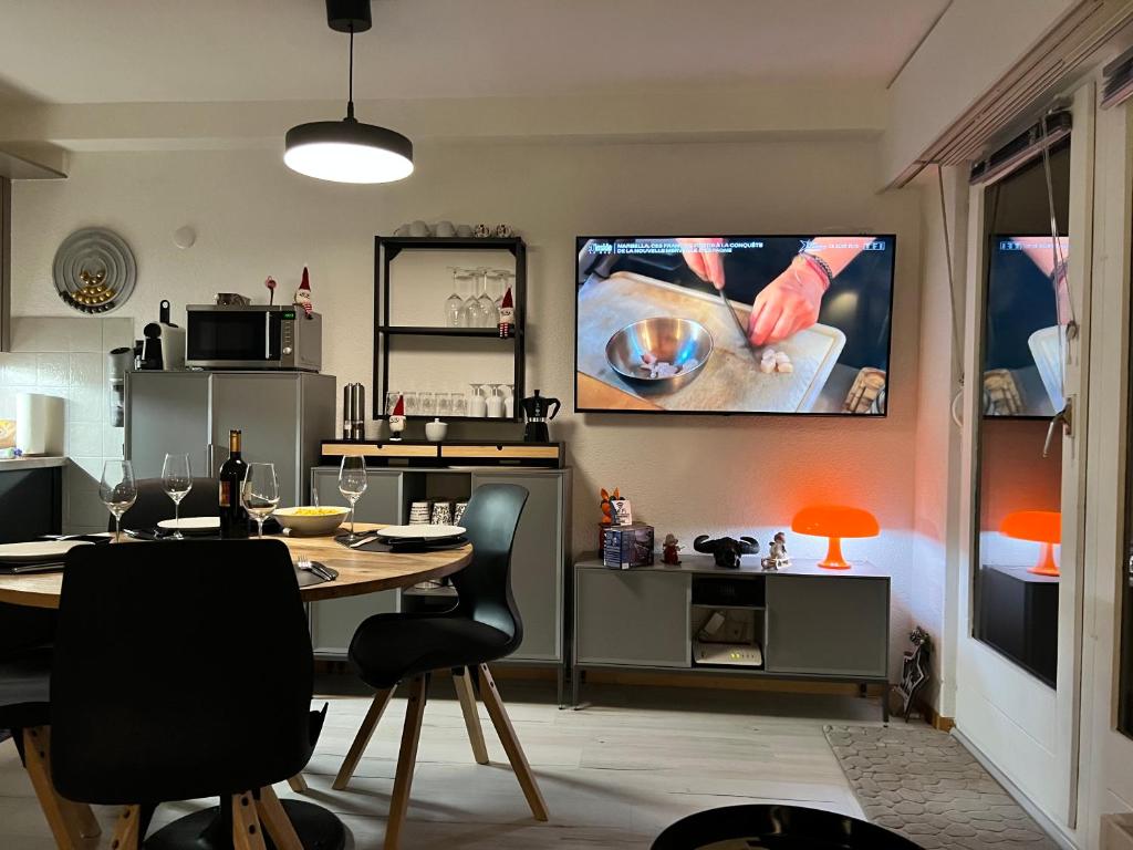 TV a/nebo společenská místnost v ubytování Vincenzo appart, Studio Confortable à Nendaz, accès Direct au Télécabine de Tracouet et Parking Souterrain Inclus
