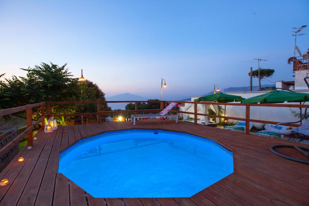 Bazén v ubytování Camera Panoramica in Villa vista Mare e Vesuvio nebo v jeho okolí