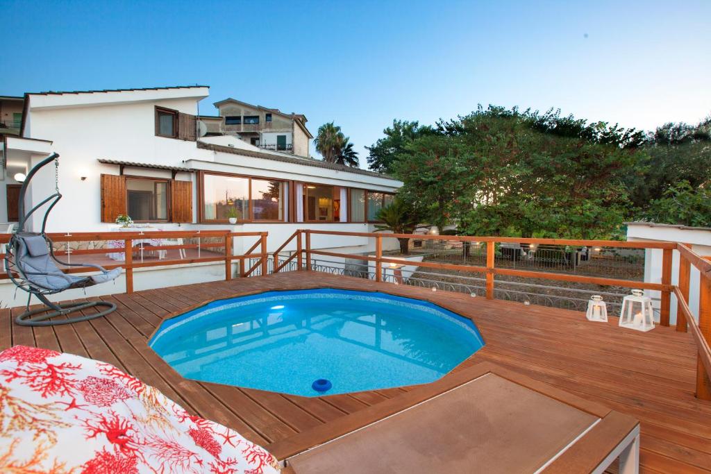 Bazén v ubytování Camera Panoramica in Villa vista Mare e Vesuvio nebo v jeho okolí
