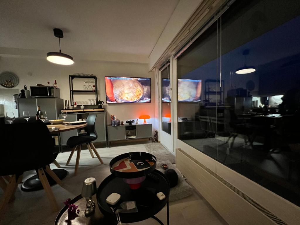 TV a/nebo společenská místnost v ubytování Vincenzo appart, Studio Confortable à Nendaz, accès Direct au Télécabine de Tracouet et Parking Souterrain Inclus
