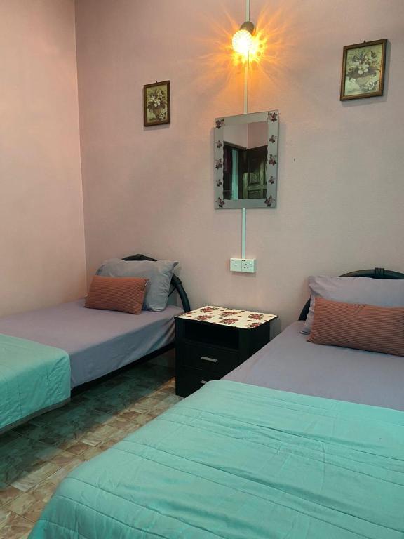 Postel nebo postele na pokoji v ubytování Seri Idaman Guest House (Pasir Mas)